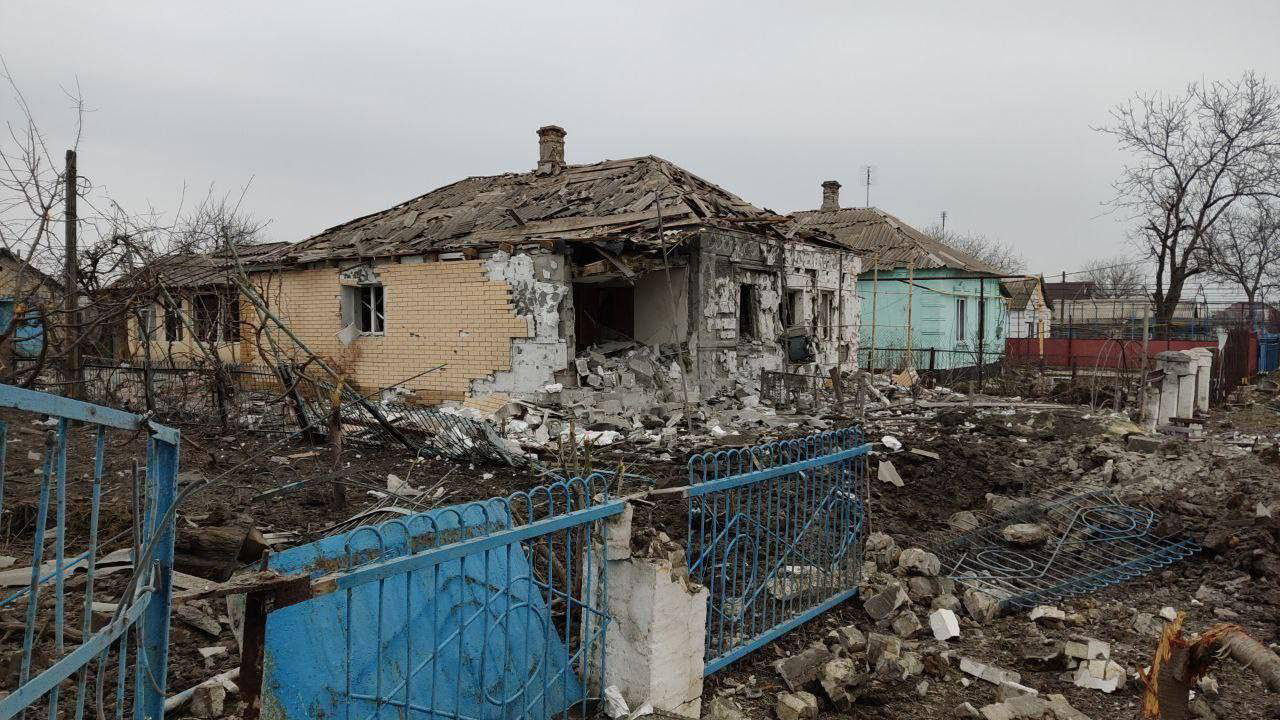 Один з будинків у селищі Сартана після російського обстрілу -
          26.02.2022. Джерело: місцеві телеграм-канали.