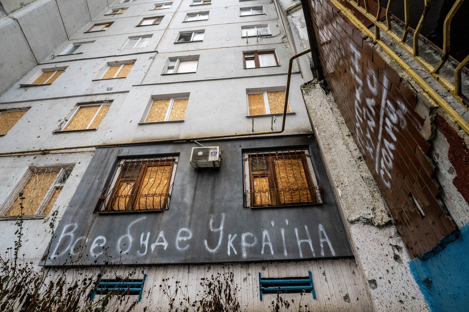 фото: Салтівський дім з написом “Все буде Україна”