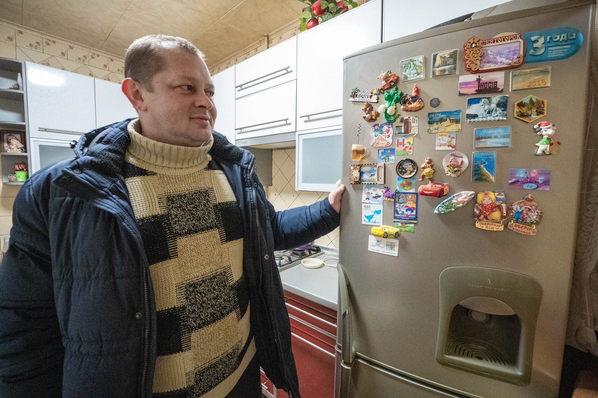фото: Олег біля холодильника