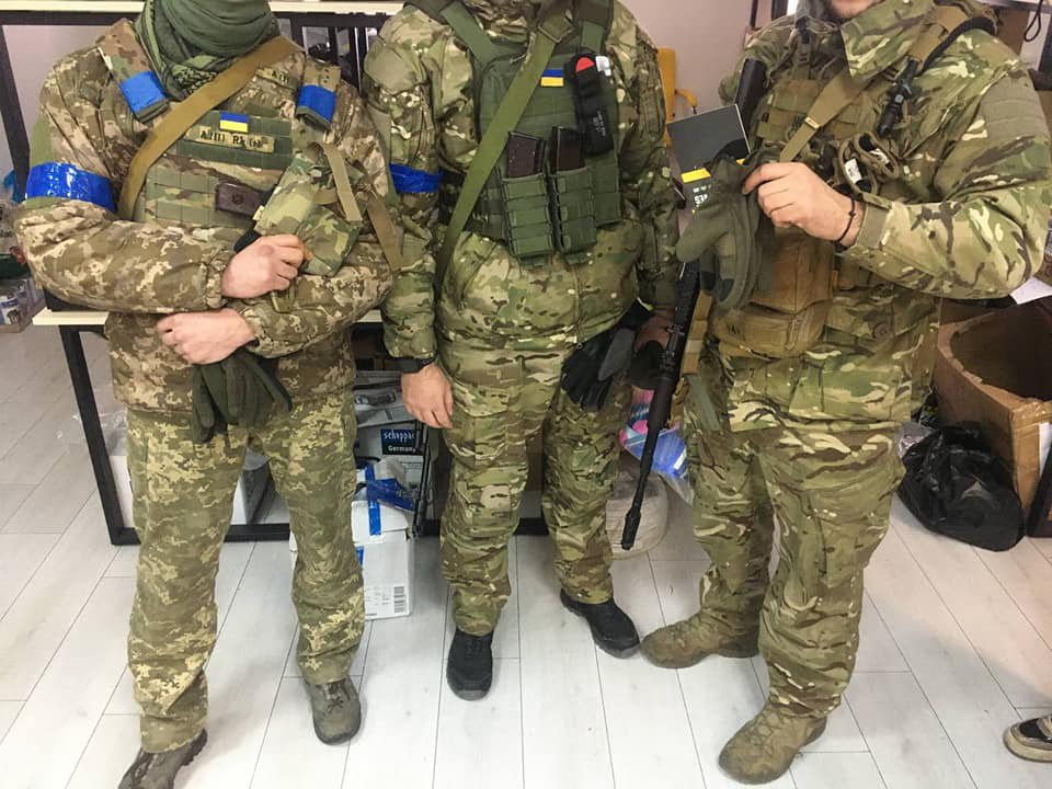 Військові, що отримали екіпірування від “Зграї”. Фото з фейсбук-сторінки організації