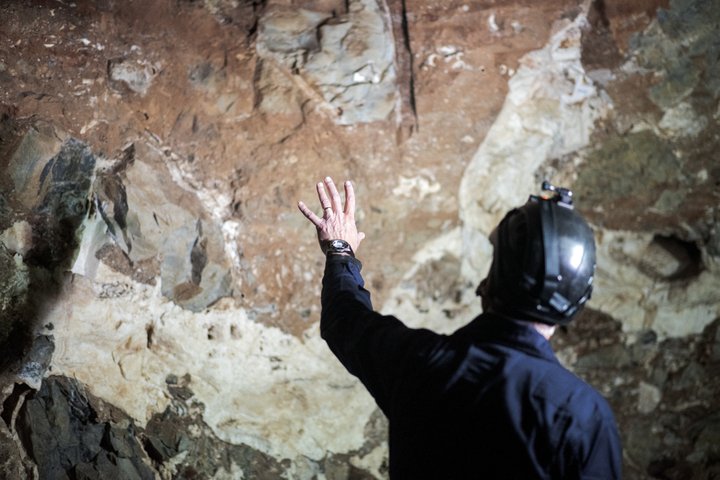 Палеонтолог Лу Бергер у печерній системі «Висхідна зірка» Південної Африки, де були знайдені останки Homo naledi. (Лука Сола/AFP)