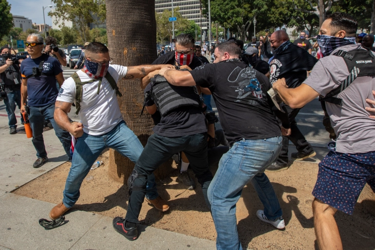 Сутички між протестувальниками-антивакцинниками та контрпротестом проти антивакцинників у Лос-Анжелесі в квітні 2021, фото David McNew/AFP