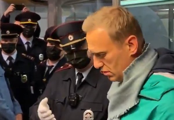 Навальний після спроби вбивства Кремлем повернувся в РФ, його затримали просто в аеропорту за «неявку в інспекцію» (ВІДЕО)