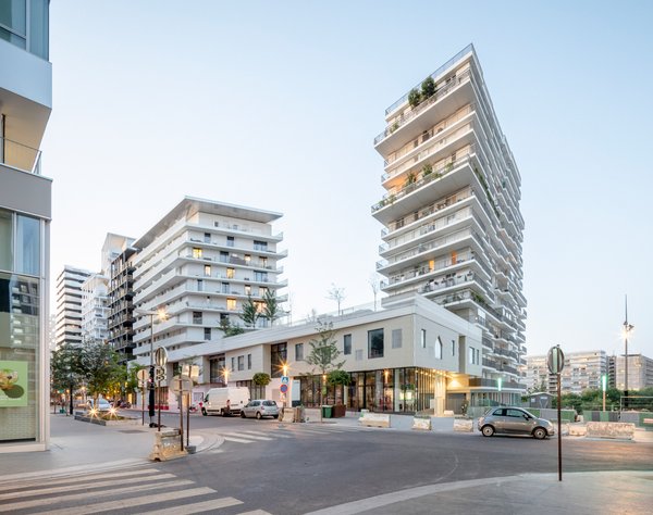 В Україні б не прижилося: в Парижі збудували соціальне житло з гарними великими асиметричними балконами (ФОТО)