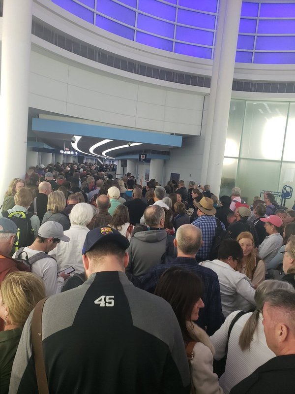 Фото дня: пасажири, що застрягли в аеропортах через коронавірус (ФОТО)