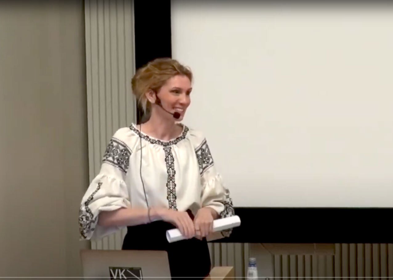 Надя Кельм під час виступу на конференції з журналістики даних у Гельсінках