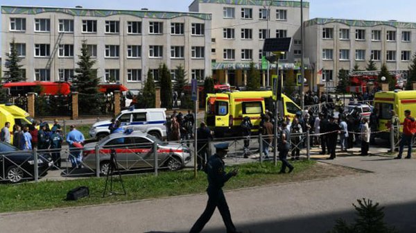 Через стрілянину у школі в РФ загинули 11 дітей, з них двоє – бо вистрибували з вікон (ВІДЕО)