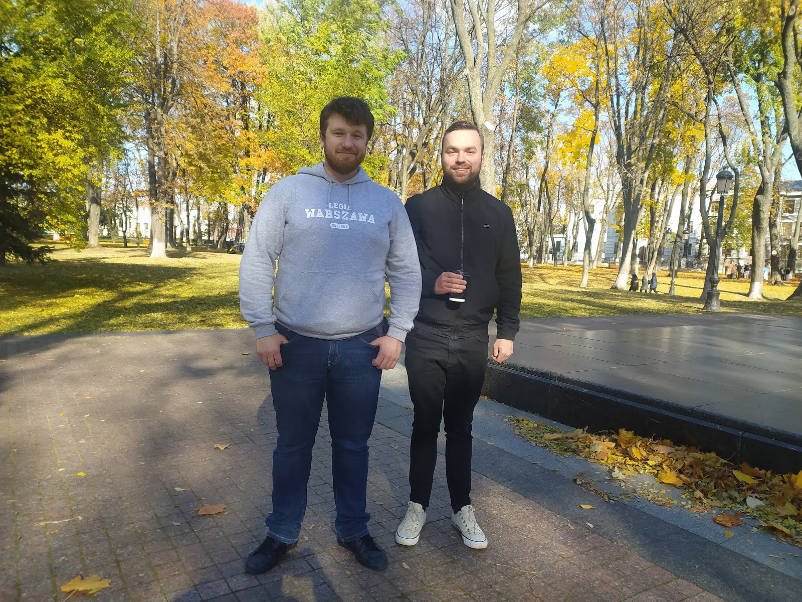 Польські туристи Кшиштоф Павлачик (ліворуч) та Якуб Пшеорек приїхали до Києва на кілька днів. Маріїнський парк — одне з перших місць, яке вони відвідали