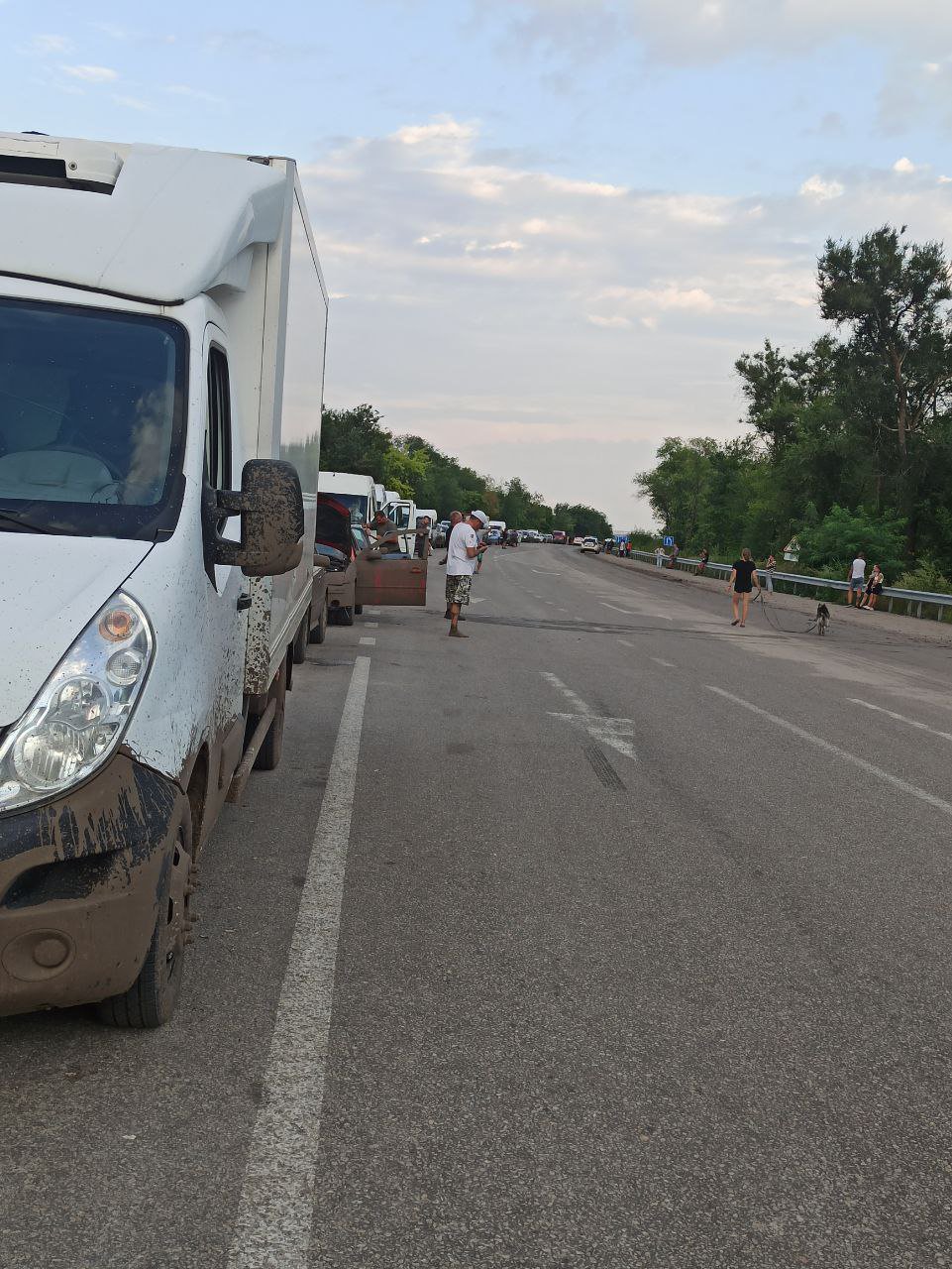 Черга з автомобілів у Василівці для виїзду на підконтрольну територію України
