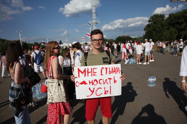 "Мені соромно носити вуса". Добірка плакатів з Білорусі (ФОТО)