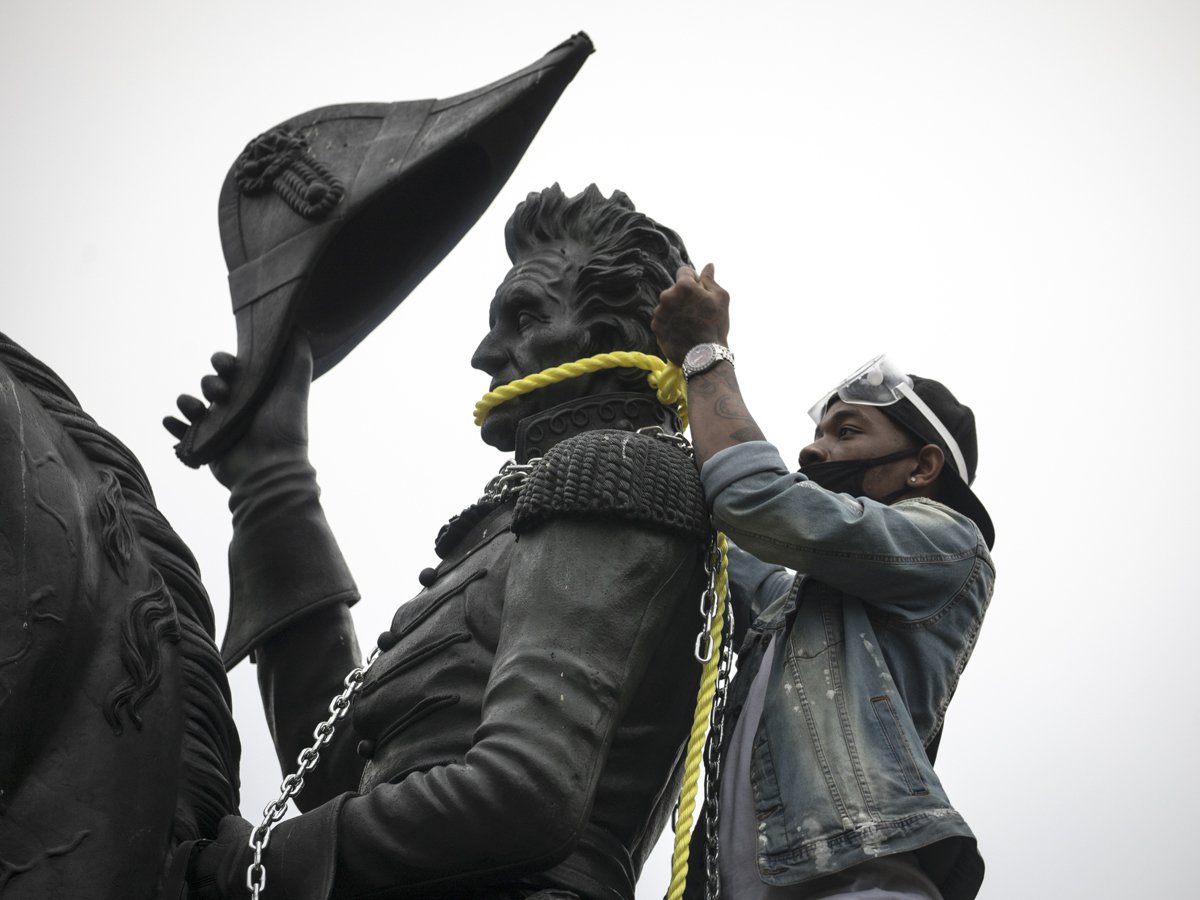 протестувальник обмотує мотузками статую Ендрю Джексона - рабовласника, що був президентом США в 1829-37 роках: фото TASOS KATOPODIS/AFP