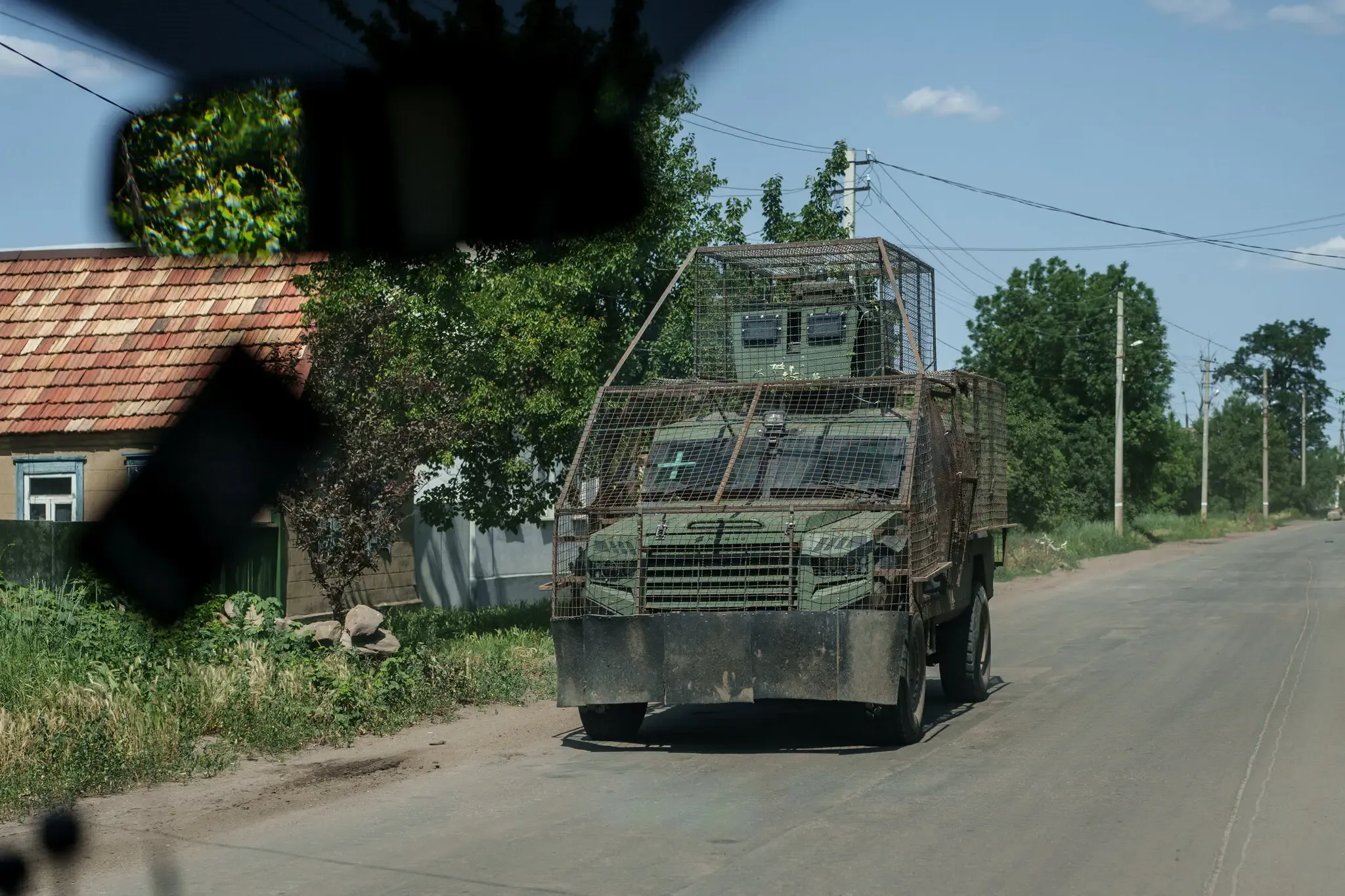 Українські солдати проїжджають через Костянтинівку. Сергій Коровайний/Reuters