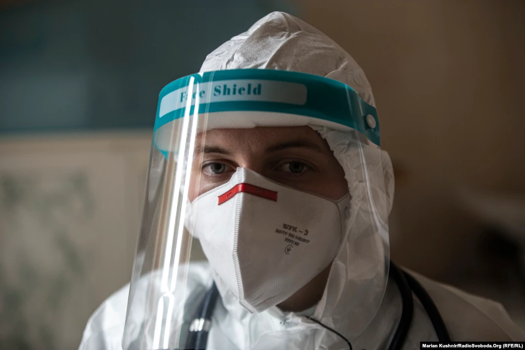 Вікторія Литківська працює в Овручцькій міській лікарні третій рік. Вона лікарка-інфекціоністка. Її завдання – обійти пацієнтів, проконтролювати їхній стан. З початку пандемії щодня бореться за здоров’я людей.