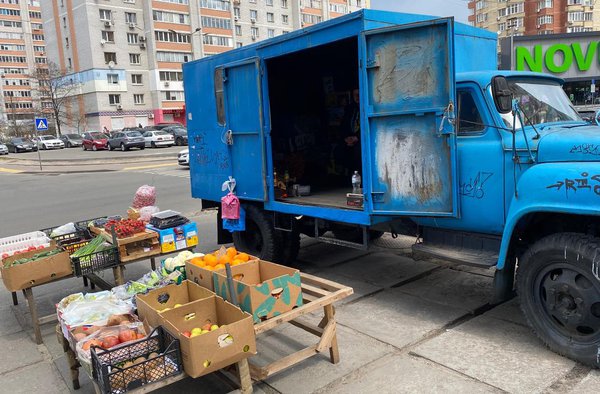 Як виглядають останні метри світової системи торгівлі: стара вантажівка, яка затарилася на Троєщині (ФОТО)