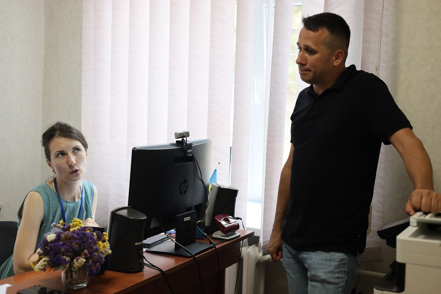 Керівник апарату Саксаганського районного суду міста Кривого Рогу Євген Бай і керівниця відділу кадрів Анна Новіцька кажуть, що знайти охочих працювати в суді дуже складно: «Відгукнувшись на вакансію, люди телефонують, цікавляться. Але, почувши наші оклади, кидають слухавку»