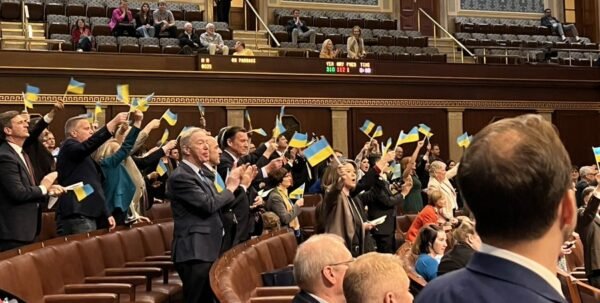 20 квітня  2024 року. Демократи у Палаті представників радіють голосуванню за виділення допомоги Україні