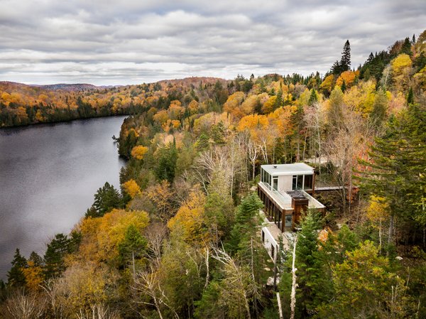Будинок мрії інтроверта "звисає" зі скелі над канадським лісом (ФОТО)