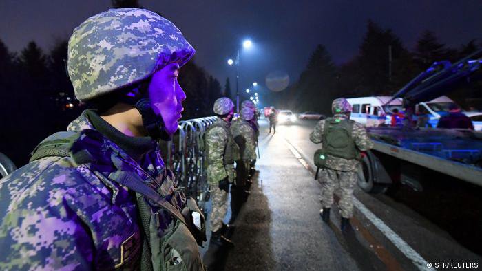 У місто Алмати на додачу до поліції ввели армію: фото Reuters