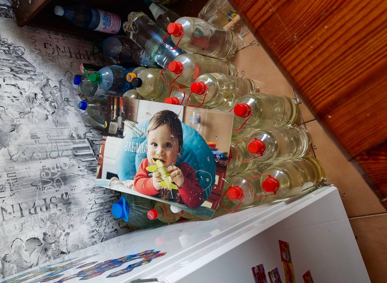 Посічене склом фото молодшого сина Даміра Демідовця, яке багато років висіло на кухні