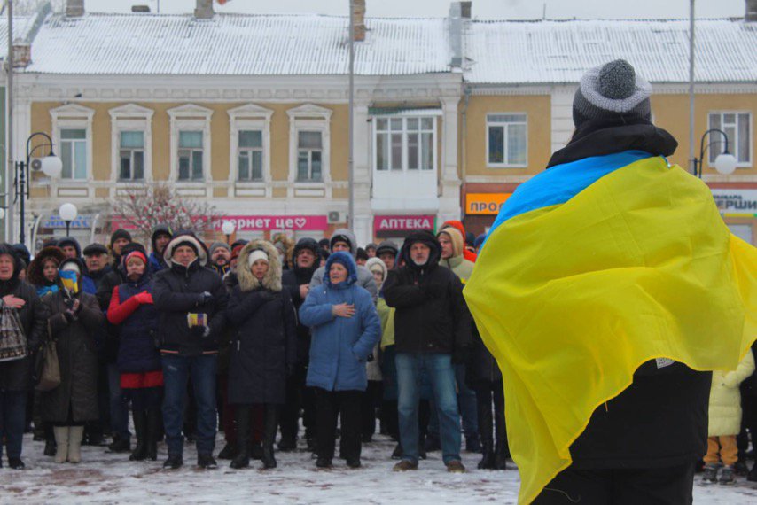 У перші дні після окупації армією РФ бердянці зібралися в центрі міста на знак протесту. Фото: Дмитро Полубок