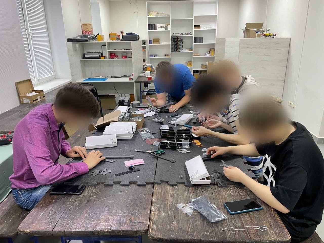 Один з російських навчальних центрів використовує студентів для збирання дронів