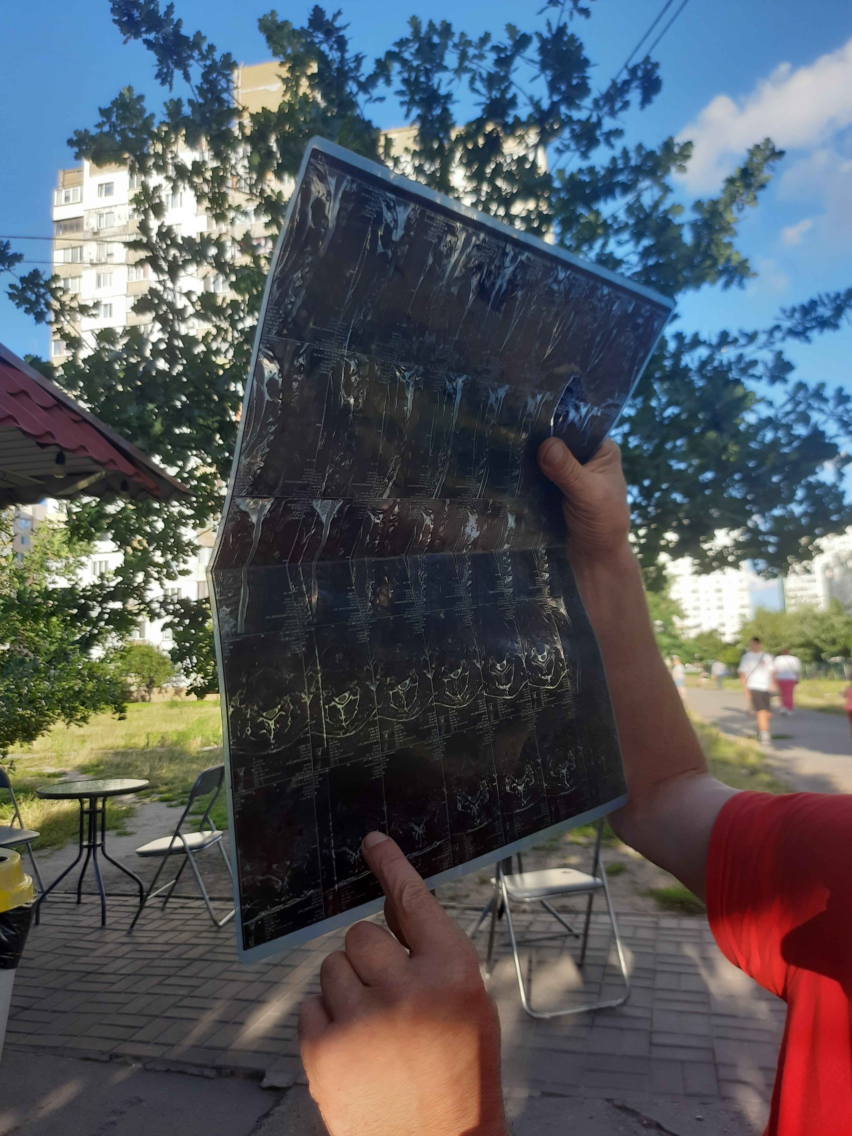 Олексій показує свої знімки під час розмови з журналісткою, але відмовляється фотографуватися для статті. Фото авторки