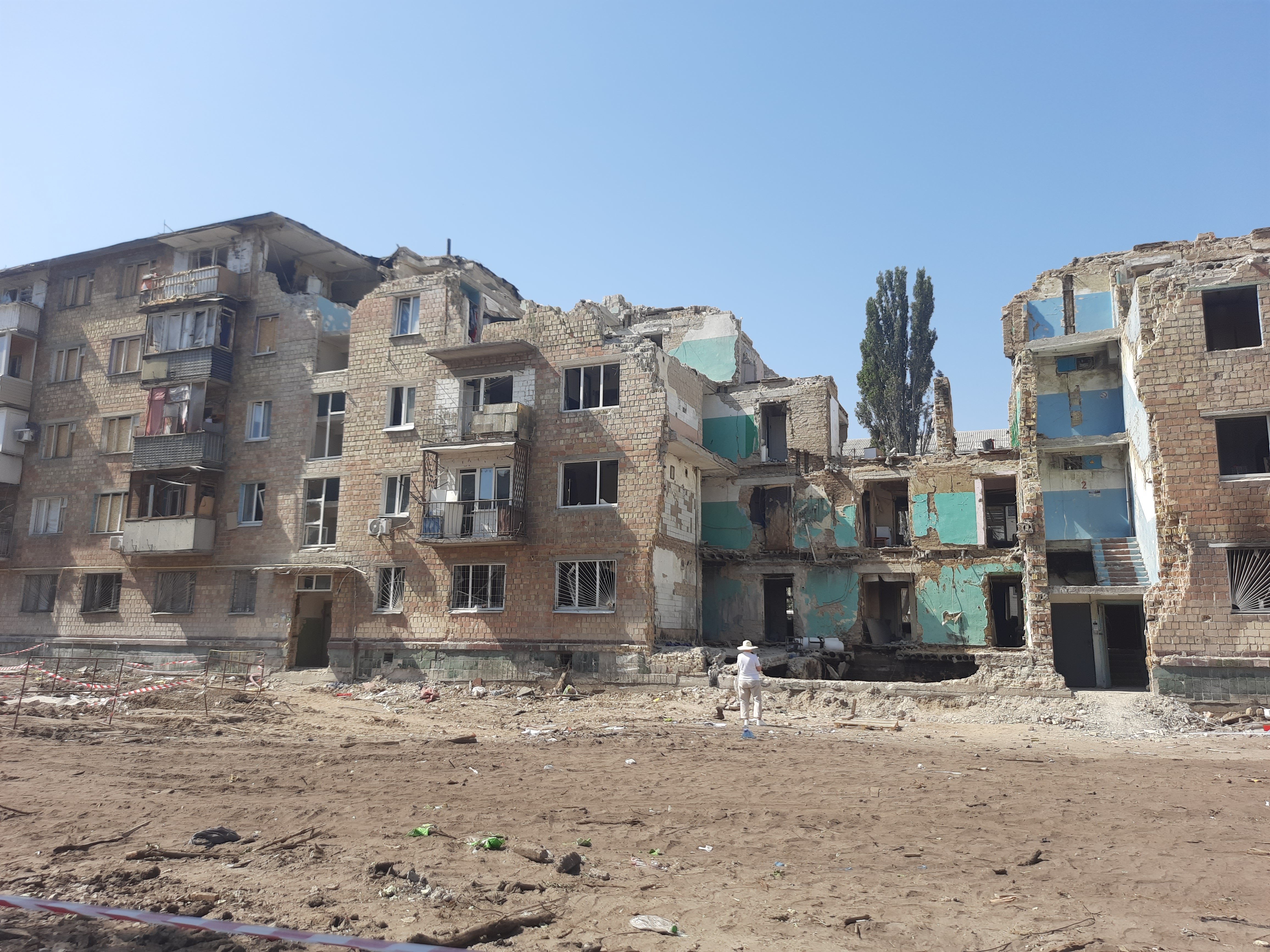 Зруйнований російською ракетою будинок на вулиці Бориспільській у Києві. Фото авторки