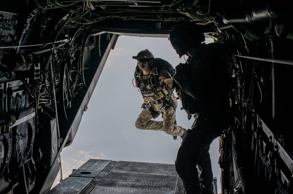 Конвертоплани Osprey знову в Україні: «морські котики» відпрацювали десантування в тил противника (ВІДЕО)