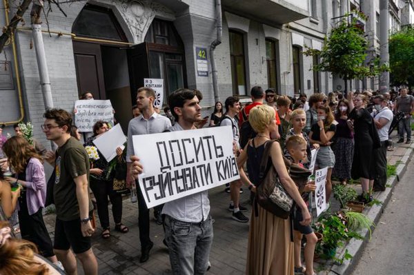 Активісти "захопили" «Квіти України», щоб будівлю не знесли