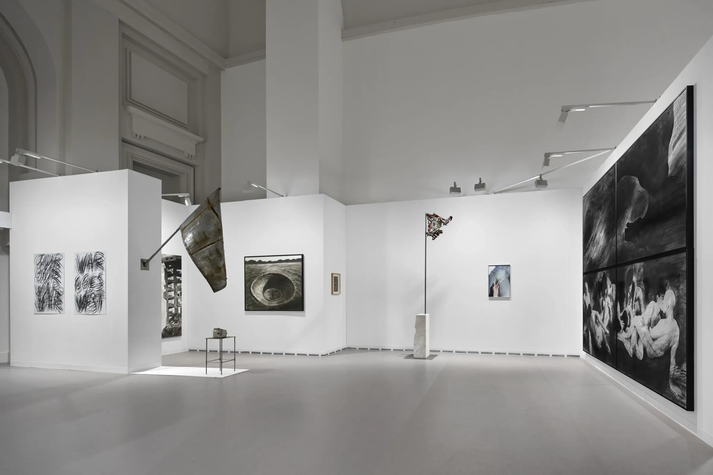 Стенд української галереї Voloshyn Gallery та французької La Galerie Poggi на Art Basel Paris. Фото: Voloshyn Gallery