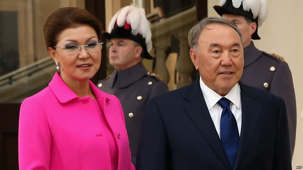 Нурсултан Назарбаев с дочерью Даригой, которая в 2019–20 годах возглавляла Сенат – верхнюю палату парламента Казахстана. Сейчас – депутат мажилиса, нижней палаты. С 12 января на публике не появлялась. Официально – на больничном.