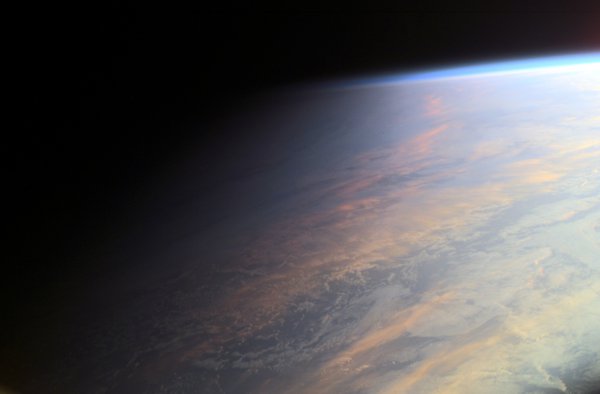 Фото дня: світанок на Землі з космосу