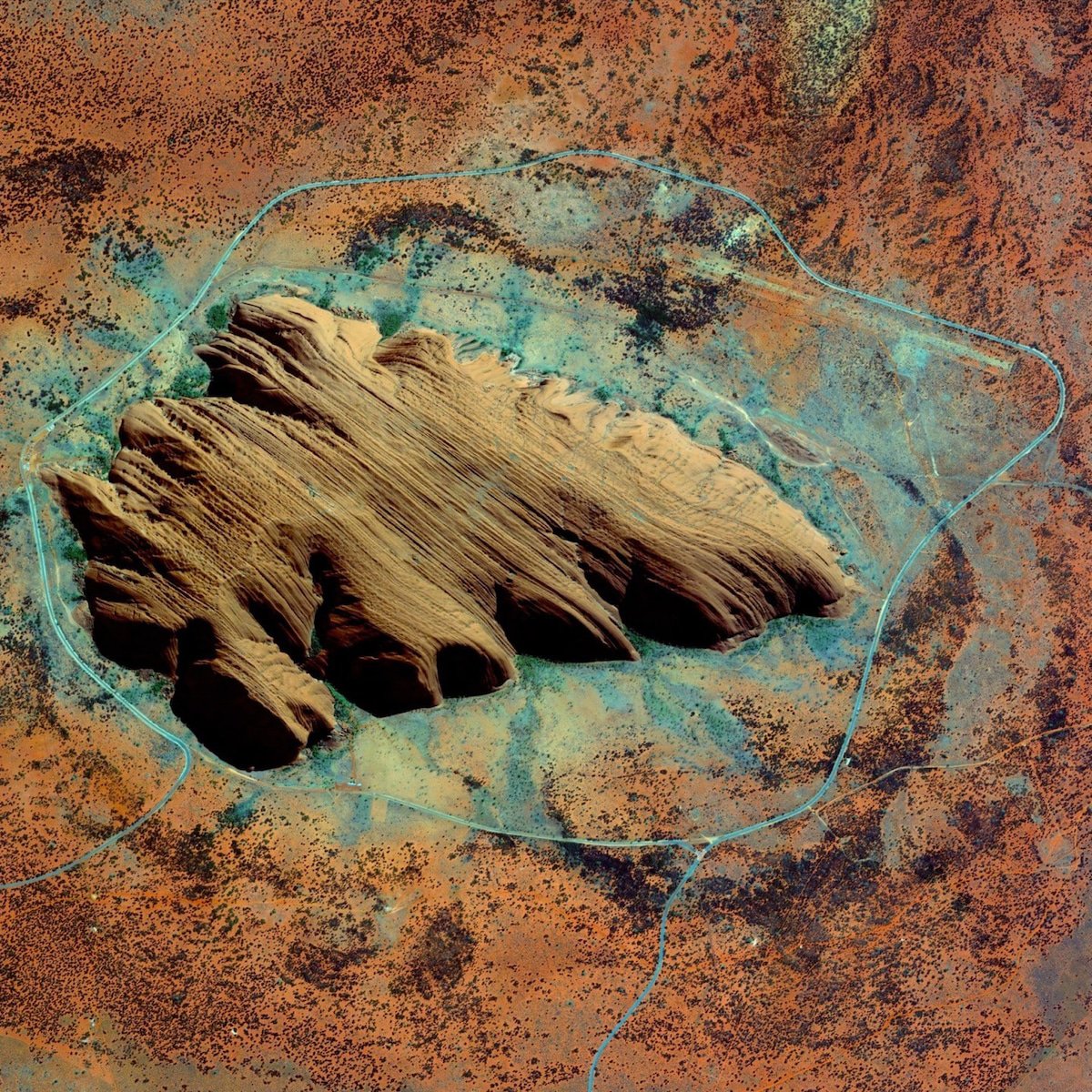 Священна гора Улуру в Австралії: фото Maxar technologies)