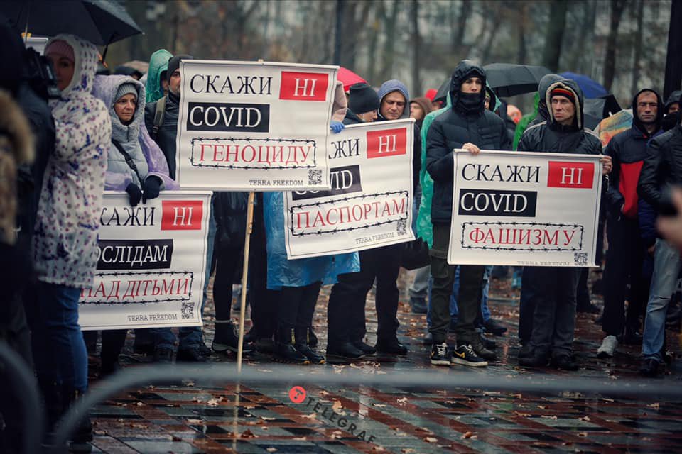 Ті самі плакати, та ж символіка в Києві, тільки перекладено. Фото Яна Доброносова