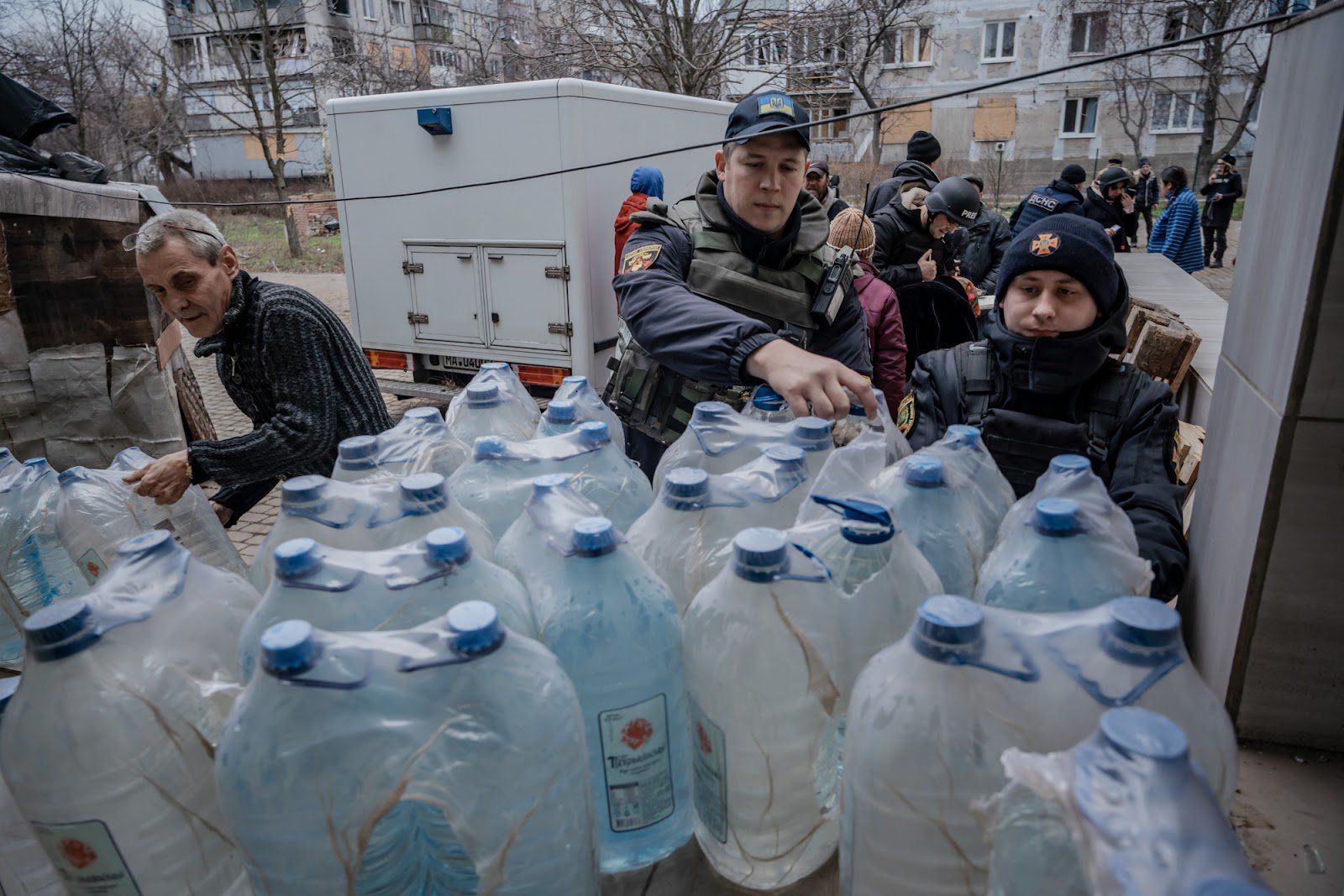 Працівники ДСНС роздають воду в рамках своєї гуманітарної місії. Фото: Данило Павлов