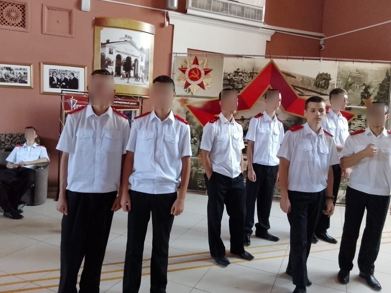 Показ документального фільму «Донбасс. Резервный полк», на якому зібрали кропоткінських кадетів, вересень 2023 року. Коля Сєдих другий праворуч