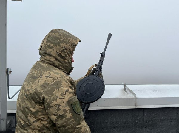 Фото дня. Захисник неба з "дегтярем" на даху однієї з київських висоток