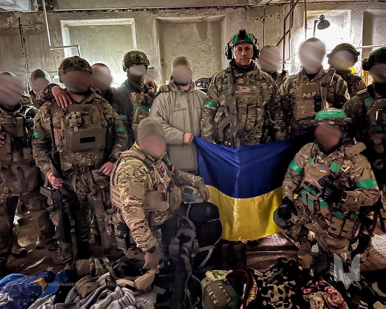 Віктор Хоренко (по центру) і бійці ССО. Фото: фейсбук Командування Сил спеціальних операцій ЗС України