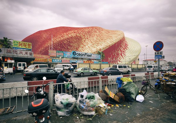 Архітектори показали театр, який будують у Китаї. Коментаторам більше сподобалася «чесна антиутопічність» контексту (ФОТО)