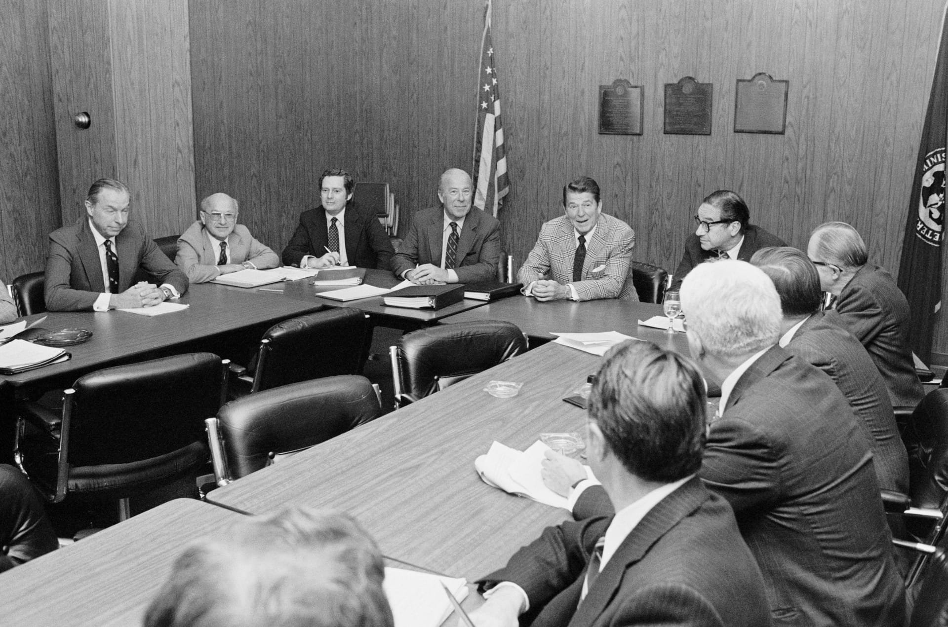 Новообраний президент Рональд Рейган і його економічні радники: другий зліва – Мілтон Фрідман; Лос-Анжелес, 1980
