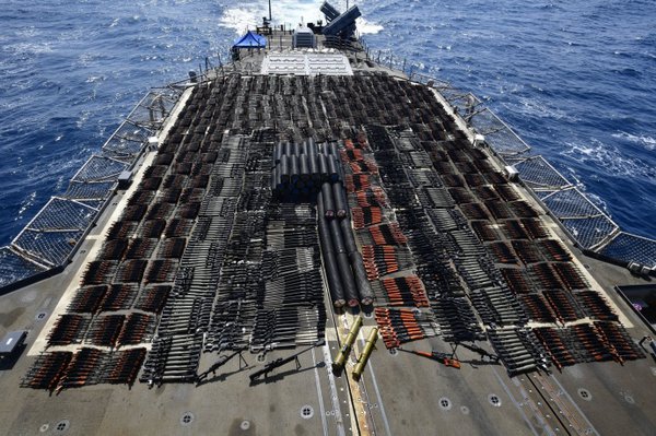 Військові США затримали судно без розпізнавальних знаків. На борту – велика партія зброї, зокрема російські ракети (ВІДЕО)
