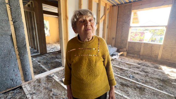 Стіни із соломи, підлога з конопель. На Чернігівщині зводять екобудинки замість зруйнованих росіянами