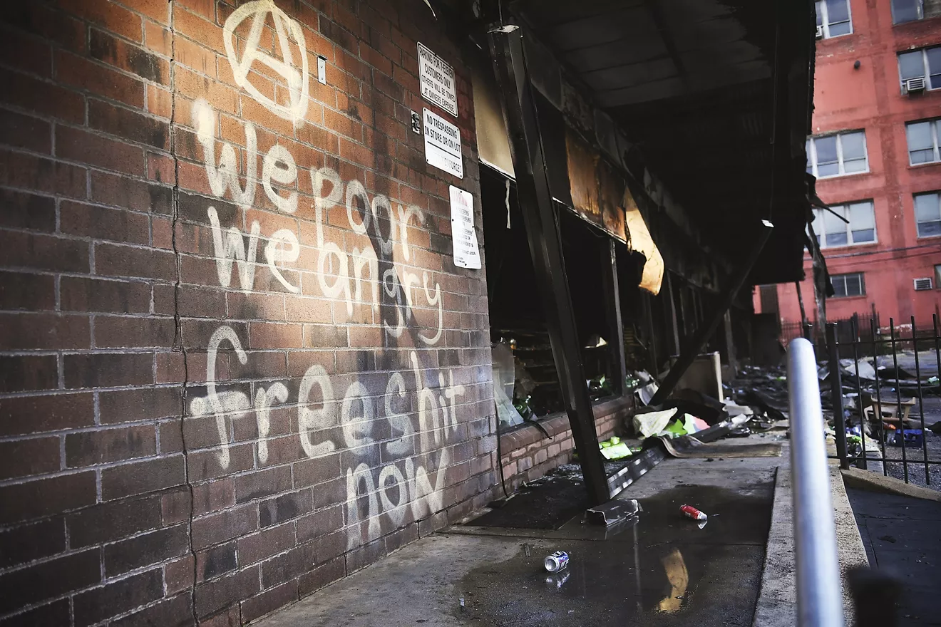 "Ми бідні. Ми злі. Безкоштовна фігня – зараз". Графіті на пограбованому мережевому магазині в Сент-Луїсі: фото Getty