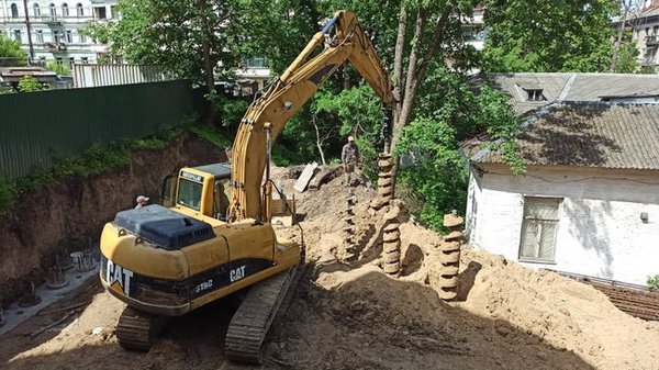 У самісінькому центрі Києва руйнують історичну пам'ятку заради новобуду
