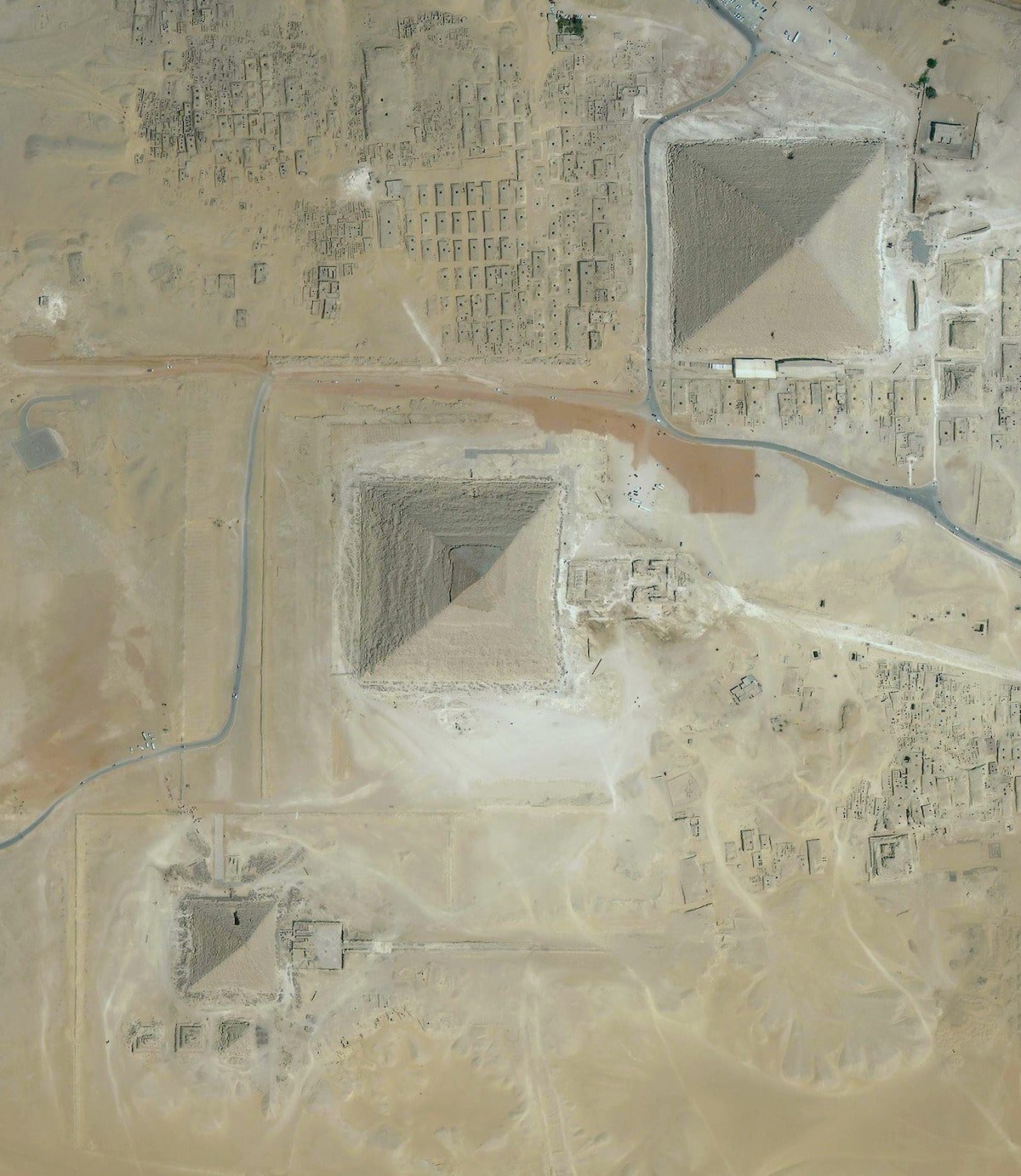 Великі піраміди на плато Гіза. Фото:  Digital Globe