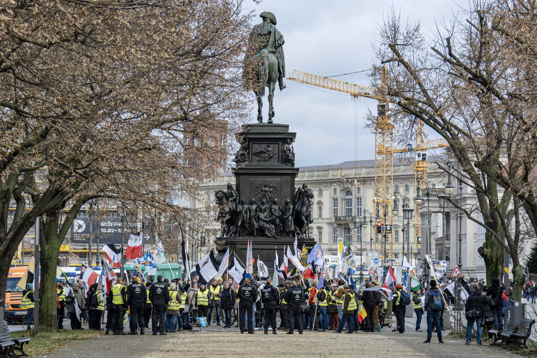 Під гаслом "Марш Великої Пруссії за батьківщину і мир у всьому світі" праві екстремісти зібрали так званих громадян Рейху в Люстгартені в Берлін-Мітте. Фото: M Czapski/Shutterstock