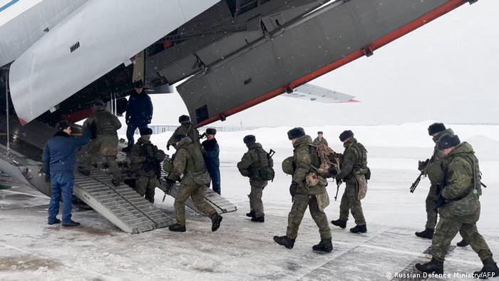 Російські інтервенти завантажуються в літак. Фото AFP