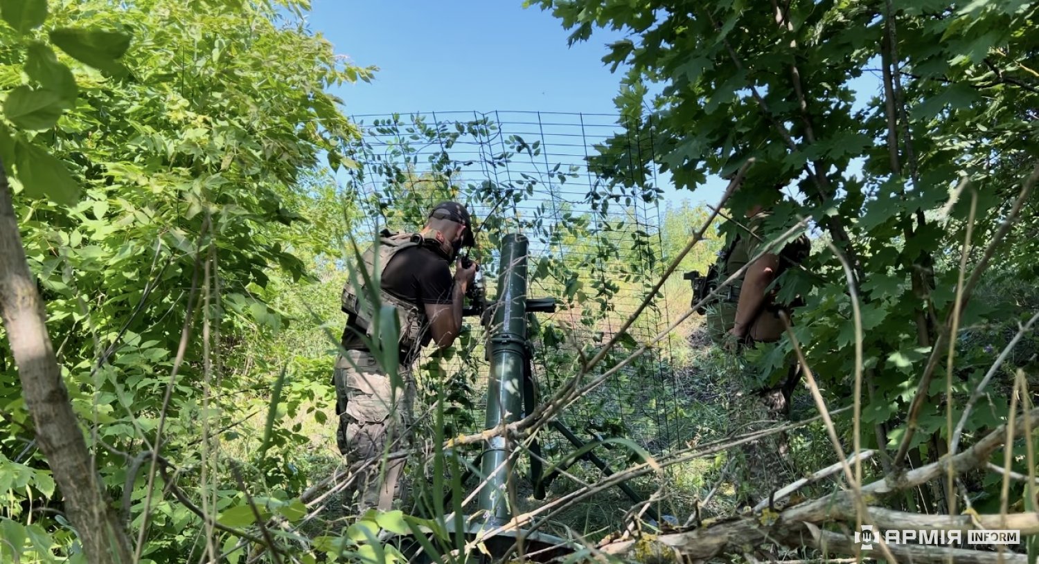 Мінометники прикривають піхоту міномети, артилерія зсу, війна люди, військо