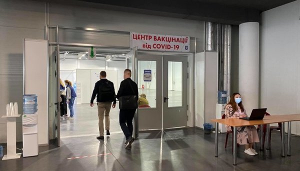 Центр вакцинації в Києві працює сьогодні замість вихідних - і черги нема