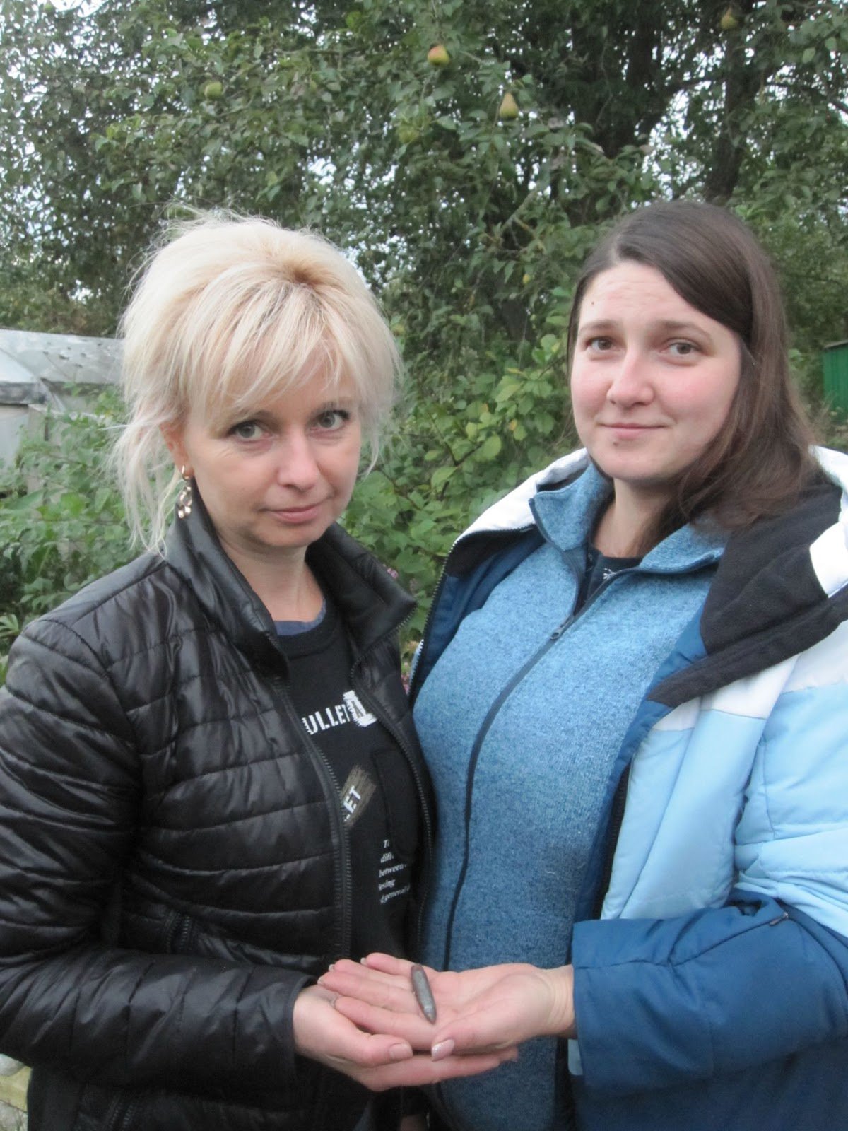 Інна Бойко, перукарка (ліворуч) та Антоніна Клевець, ветеринарка – з кулею, яку дістали з Антоніни. Фото авторки